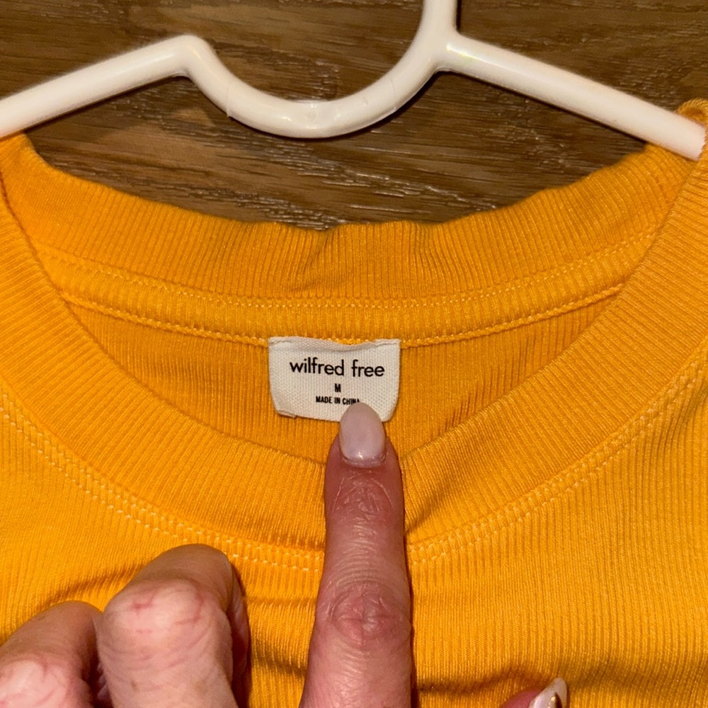 Aritzia top size Medium